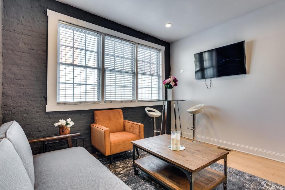 Great 1 BR Apartment in West Town